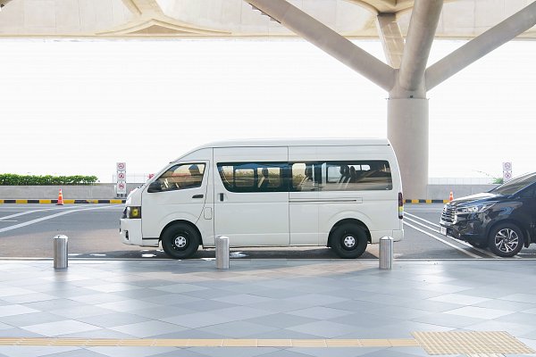 Best Airport Parking shuttle transporting customers from the parking lot to JFK Airport